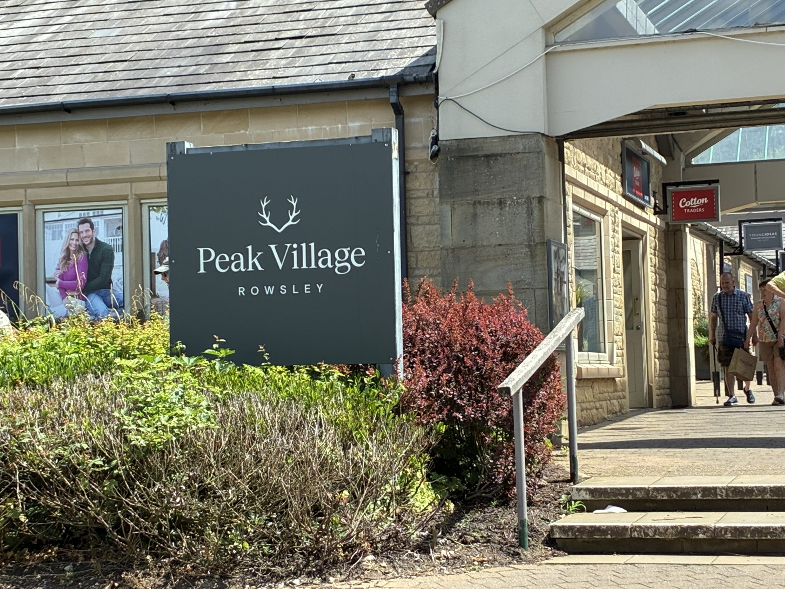 The Chatsworth Area featuring Peak Village retail outlet in Rowsley, offering shopping, cafés and local amenities in the Peak District.